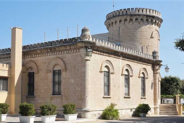 Bari, quel "castello" ottocentesco che si erge nel cuore del San Paolo: � l'istituto Alberotanza